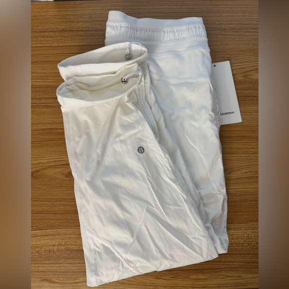 Lululemon Dance Studio MR Crop Size: 10 in White - Picture 5 of 10
